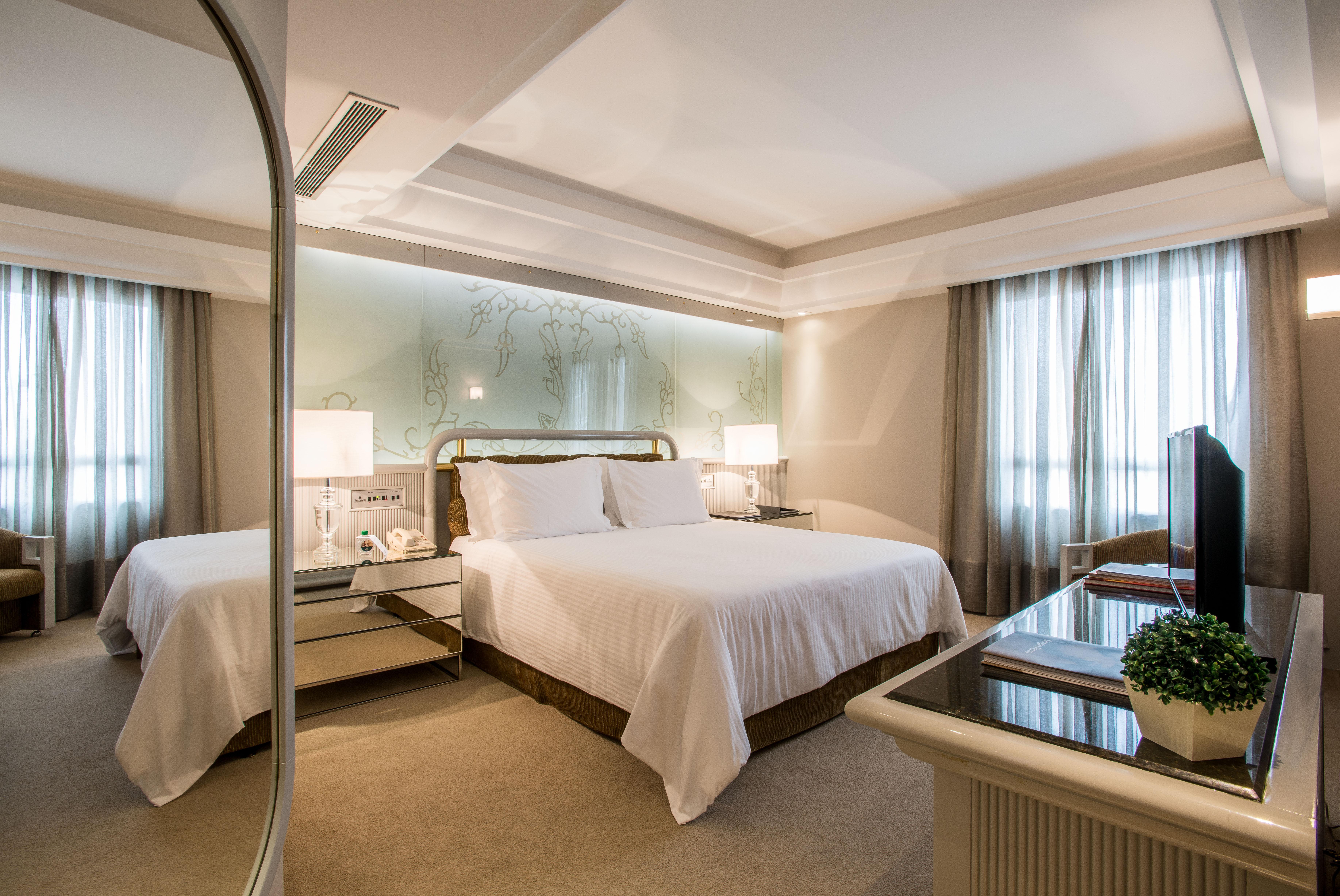 Bourbon Hotel & Suites Κουριτίμπα Εξωτερικό φωτογραφία A bedroom at the Mandarin Oriental, Hong Kong