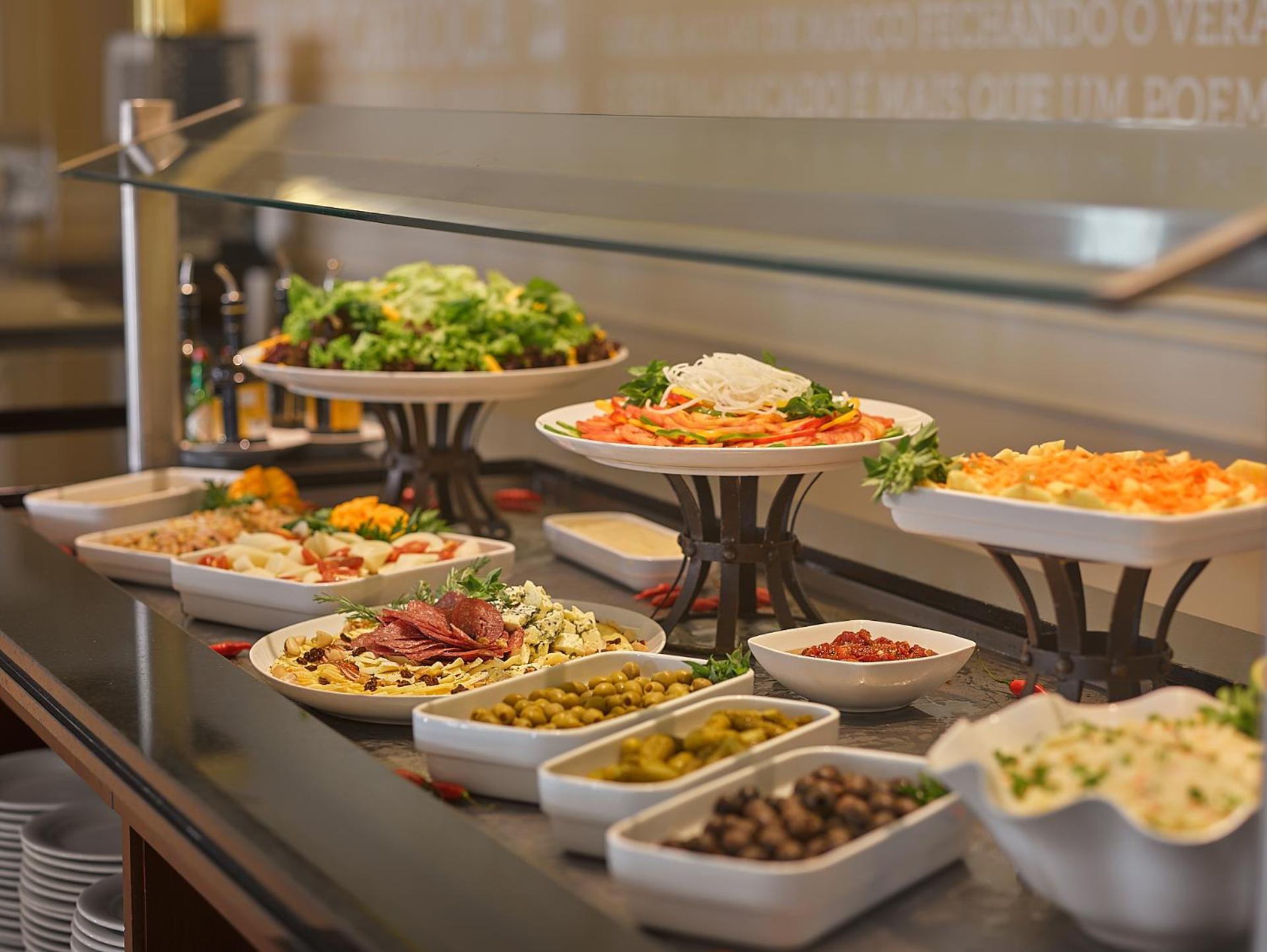 Bourbon Hotel & Suites Κουριτίμπα Εξωτερικό φωτογραφία A salad bar